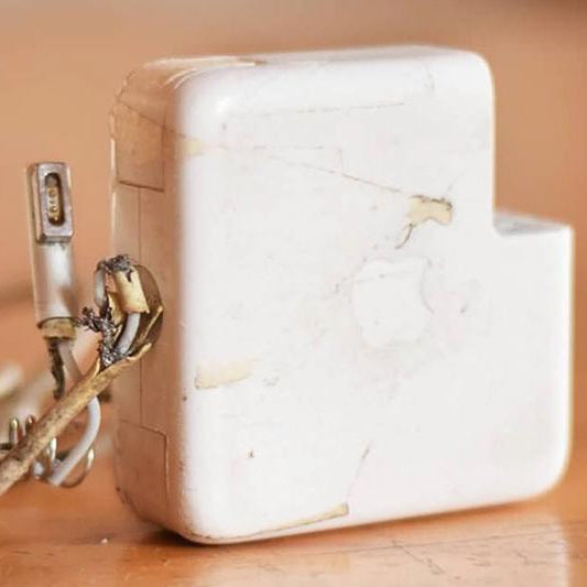 Reparación cargador de Macbook - FackMac